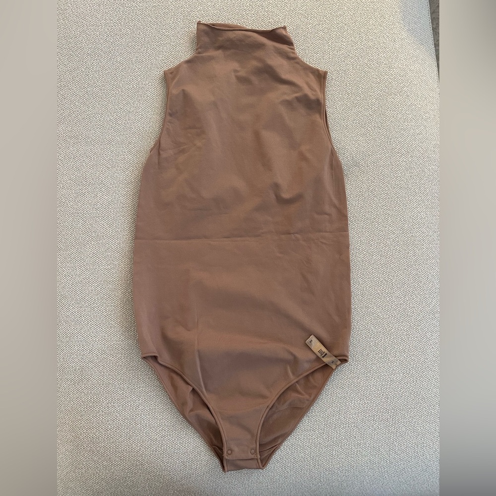SKIMS SLEEVELESS CREWNECK BODYSUIT